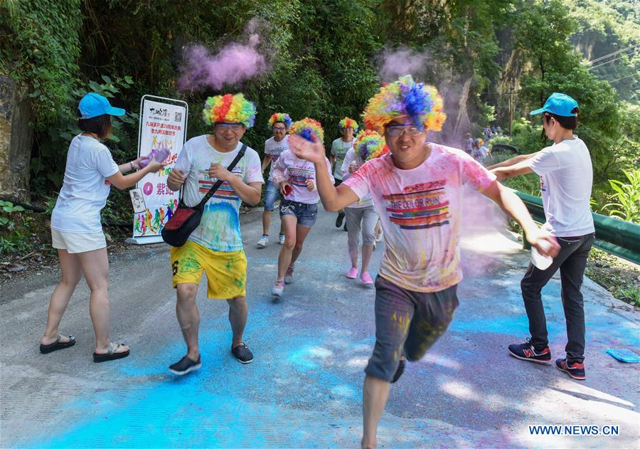 Tourists take part in color run in scenic spot of C China's Hubei