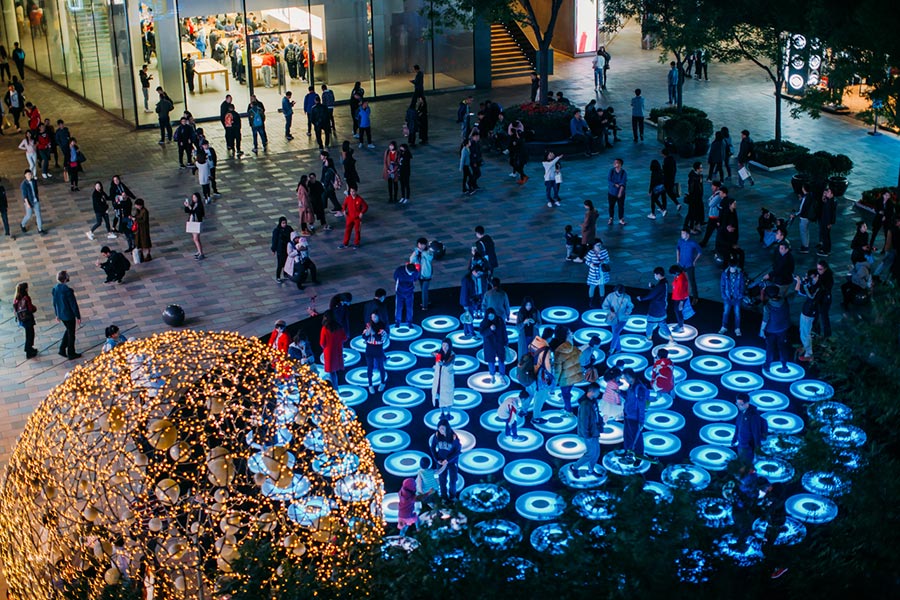 Sanlitun's light festival brings cheer to fashion hub