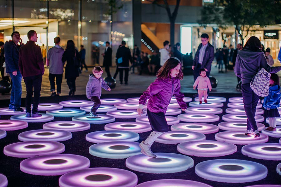 Sanlitun's light festival brings cheer to fashion hub