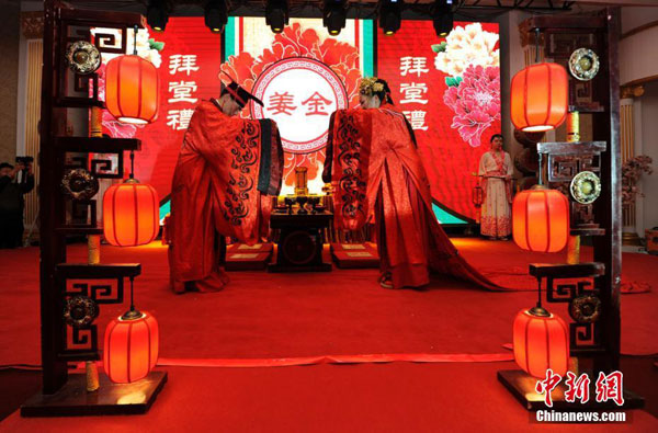 Couple holds Han-style wedding ceremony