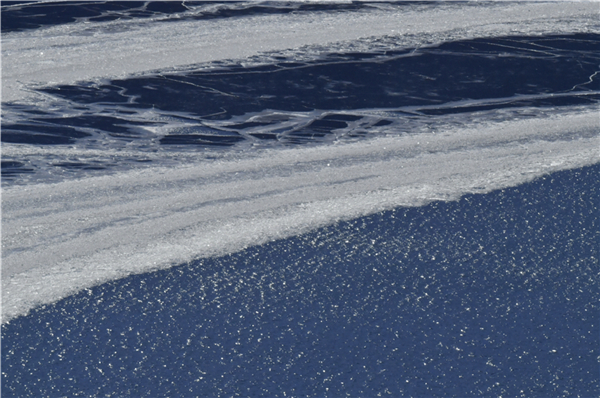 Scenic Tianchi Lake begins to freeze