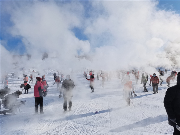 People enjoy icy spectacle in Jilin