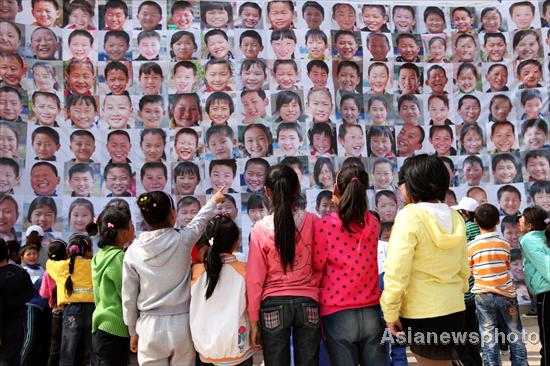 A wall of smiles in E China