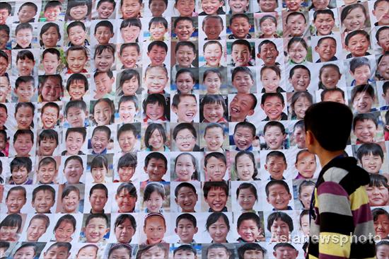 A wall of smiles in E China