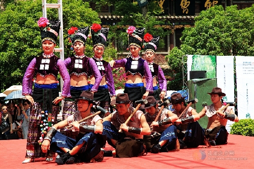 Dances performed by Dehong delegation