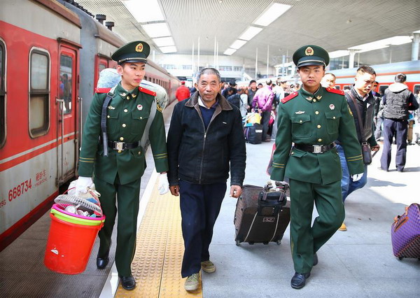 Armed police help chunyun