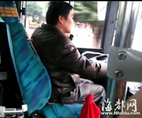 Fuzhou bus driver uses his phone in dangerous driving