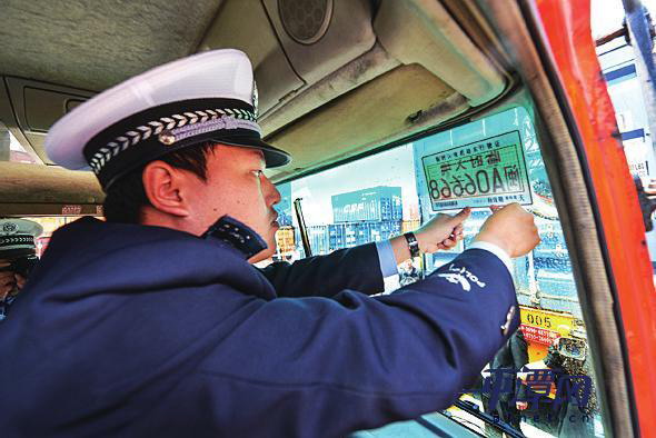 Taiwan freight vehicles wheel into Pingtan