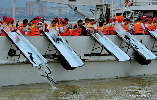 More than 420 mln fry released into Lianjiang River