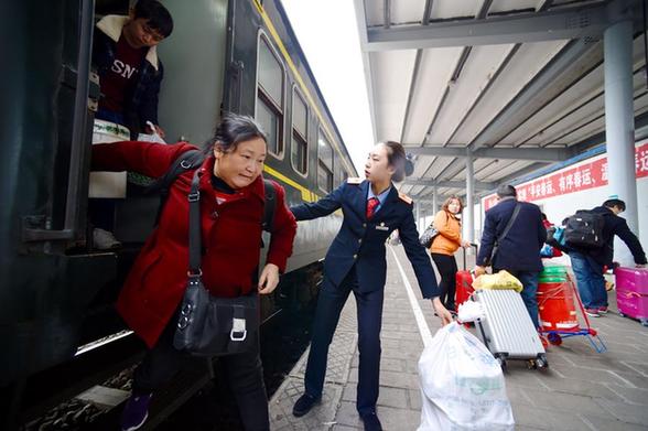 Migrant workers head home by train K4186 for family reunion