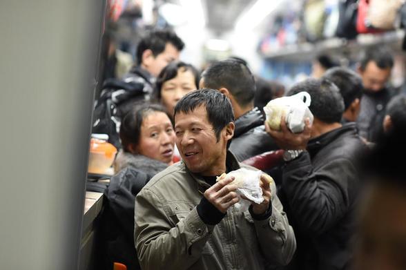 Migrant workers head home by train K4186 for family reunion