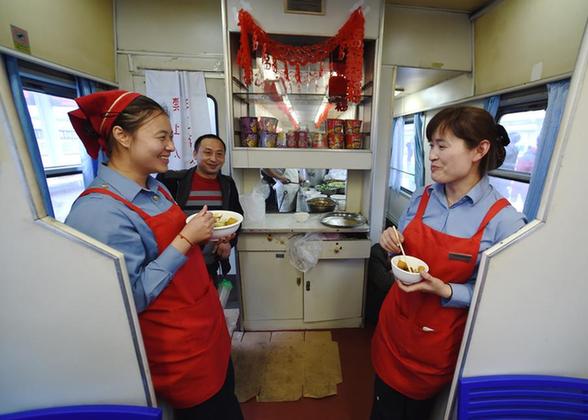 Migrant workers head home by train K4186 for family reunion