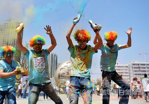 Gansu people immerse in Color Run