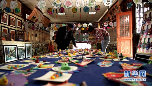 Locals admire Gansu artwork over the Dragon Boat Festival