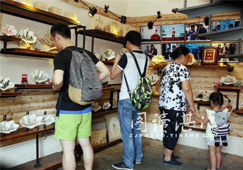 Young artist builds gallery to support Zhanjiang folk art