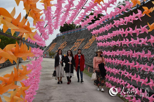 Paper windmills add color to Jinchengjiang