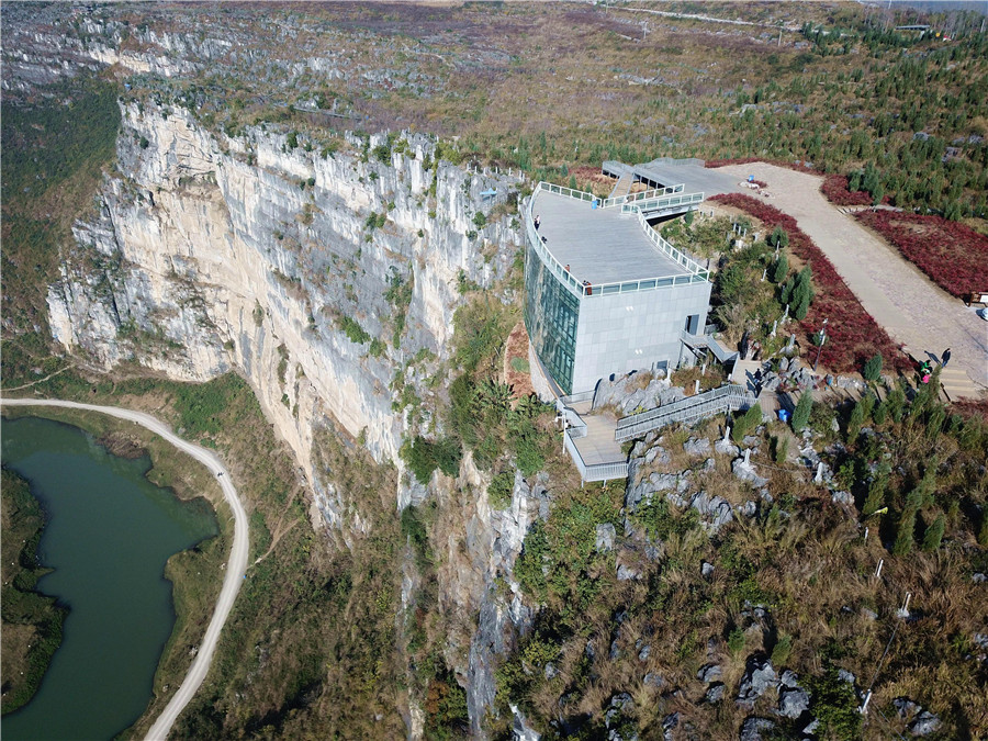 Floating art museum catches the eye in Guizhou