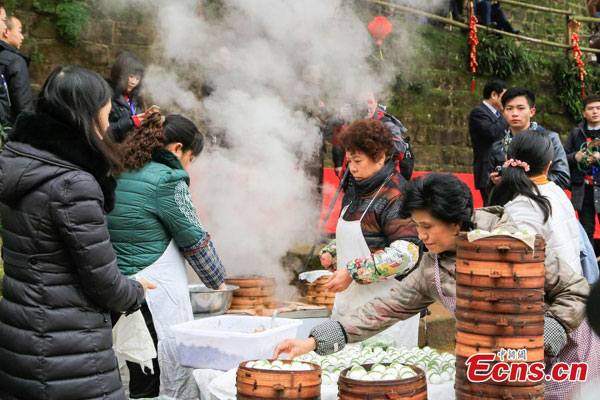 Over 3,000 diners join 'long street banquet'