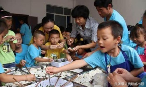 Left-behind children in Guizhou wear bracelets for security