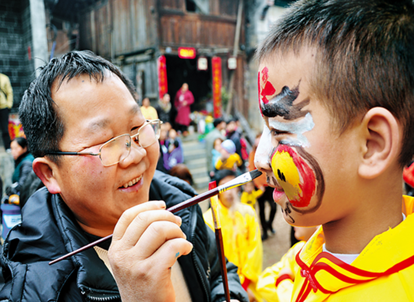 Students perform dragon dance in Jinping county