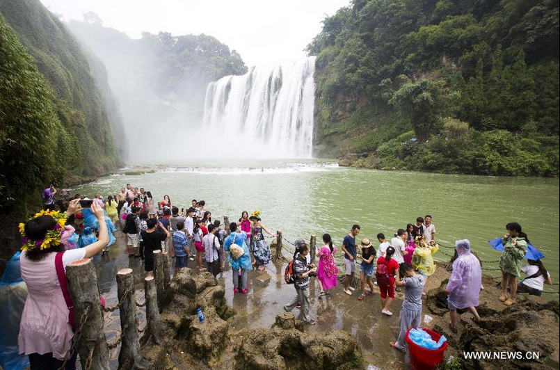 Huangguoshu waterfall attracts crowds in SW China