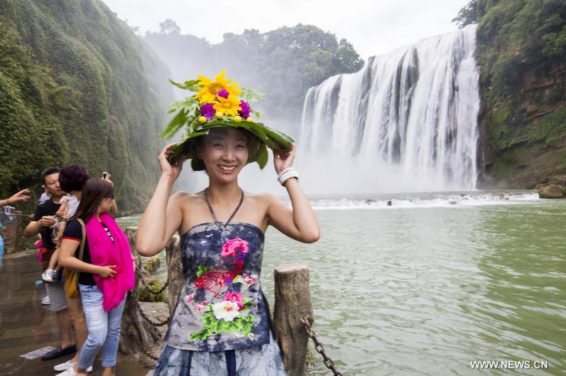 Huangguoshu waterfall attracts crowds in SW China