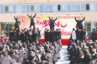 Nanyang No. 2 Middle School holds adult ceremony