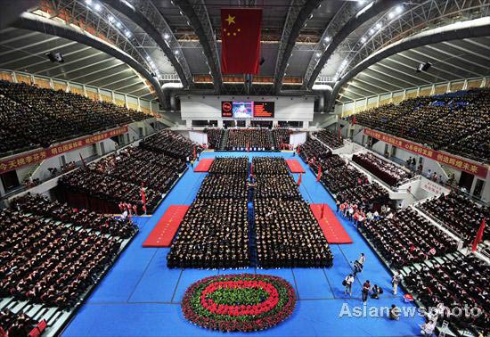 7,780 graduates at biggest-ever commencement