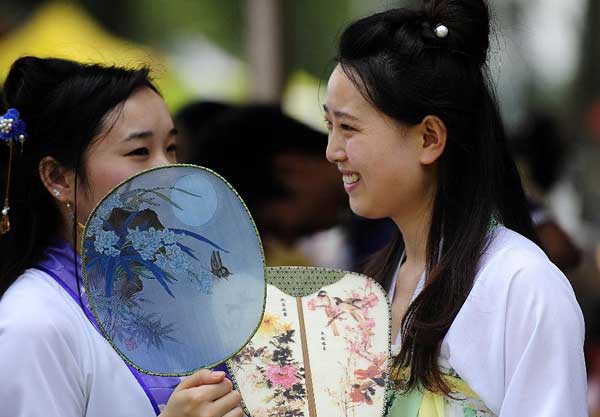 Traditional Han costume seen at commemorative ceremony to honor Qu Yuan