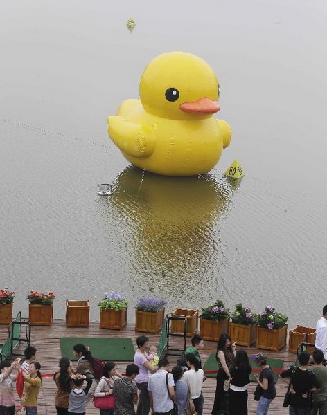 Mini copy of famous huge rubber duck appears in Wuhan