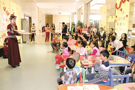 Baotou children learn to make soy milk