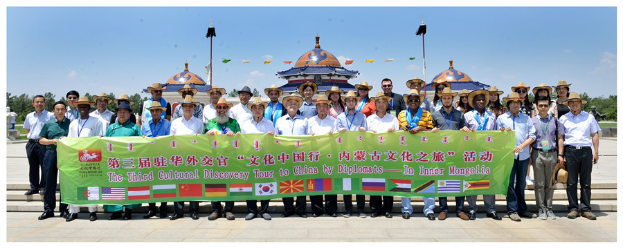 Diplomats explore Inner Mongolia's grassland