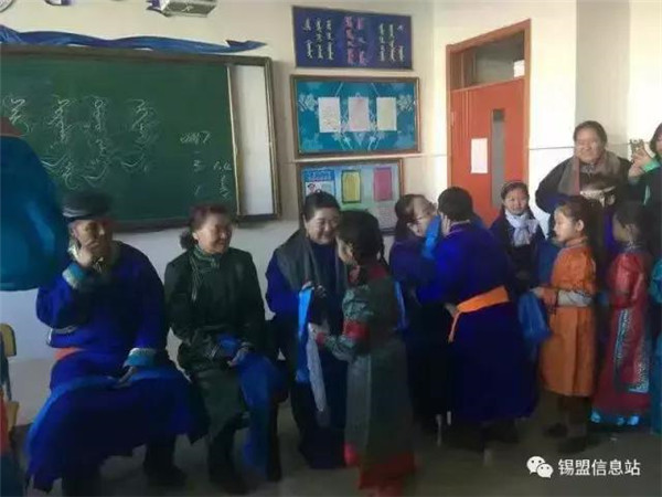 Mongol-style school opening day stuns netizens