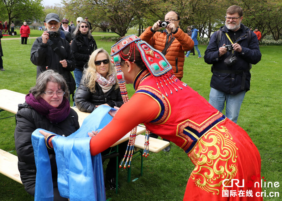 Inner Mongolian troupe performs in Berlin