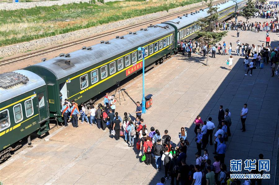 Express train carries students to undertake <EM>gaokao</EM>