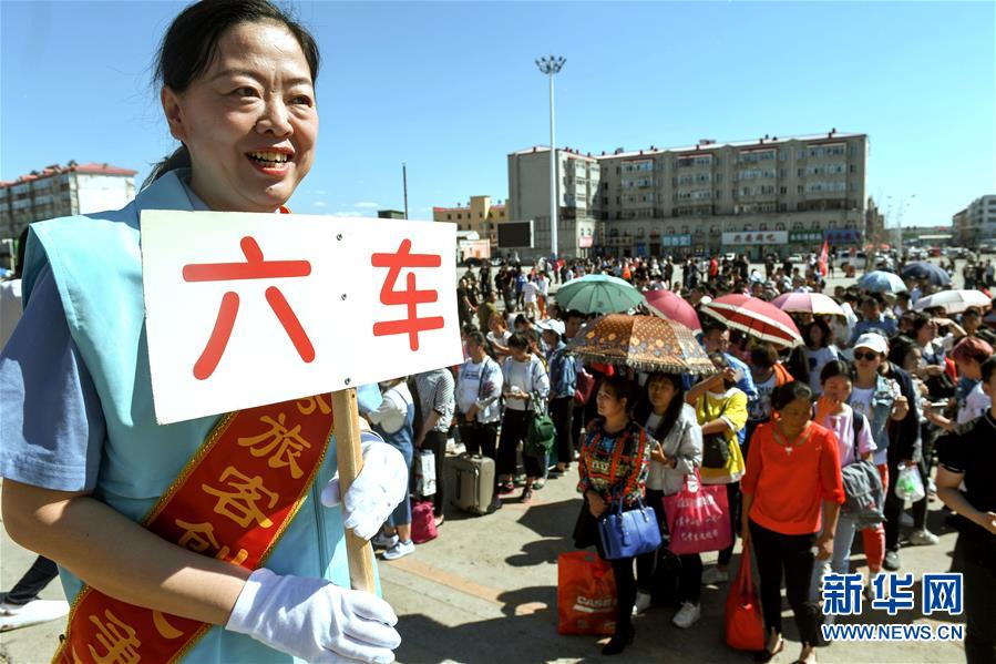 Express train carries students to undertake <EM>gaokao</EM>