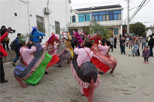 Wuxi: locals and foreigners celebrate Lantern Festival