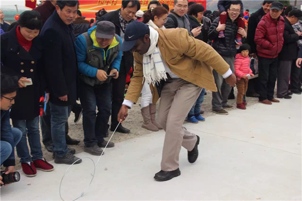 Wuxi: locals and foreigners celebrate Lantern Festival