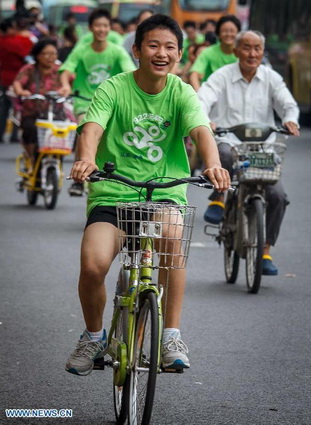 Volunteers advocate low-carbon commuting in E China