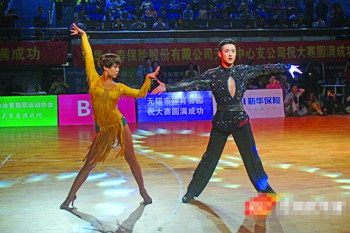 Thousands of dancers battle in Wuxi