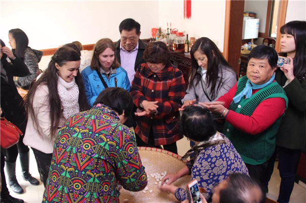 Wuxi: locals and foreigners celebrate Lantern Festival