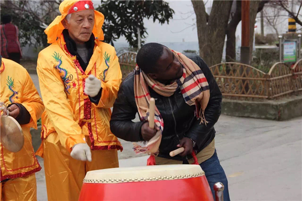 Wuxi: locals and foreigners celebrate Lantern Festival