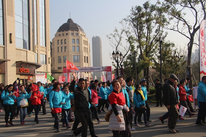 Wuxi early birds relish 10k city hike