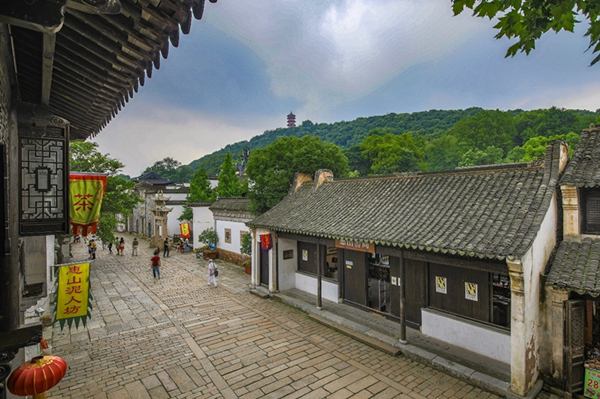 Huishan Bookstore kindles joy of reading amid historic setting