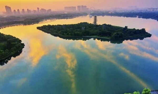 Jiyang Lake embraces autumn colors