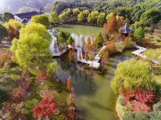 Autumn colors come to Xiangshan Mountain