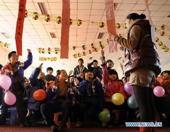 Orphans celebrate Lantern Festival with teachers in NE China