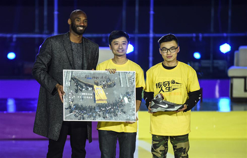 NBA star Kobe Bryant meets fans in Shenyang