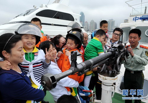 Children show their patriotism at sea