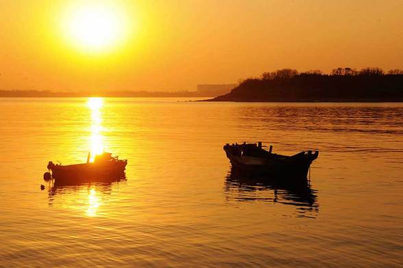 Warm colors at sunrise cast off the chill in Qingdao